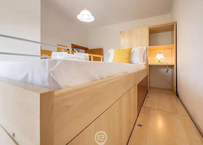 House Atena Nyaraló *